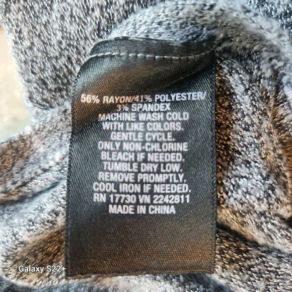 T65 Mossimo long gray heather knit top with rounded split hem and scoop neck - Picture 7 of 7